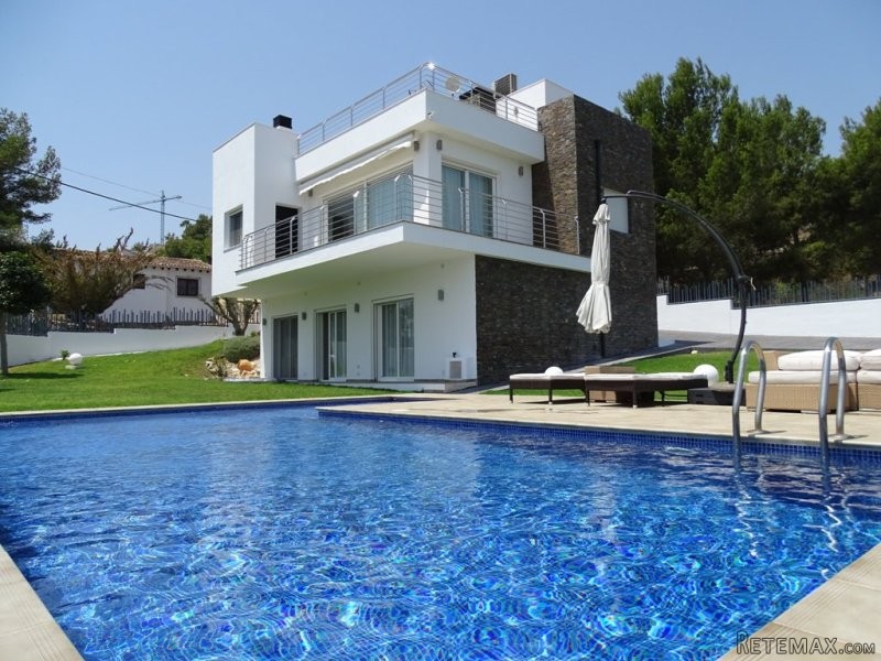 Luxury modern villa with sea views in..