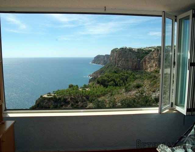 Seafront apartment located on the Cumbre with spectacular..