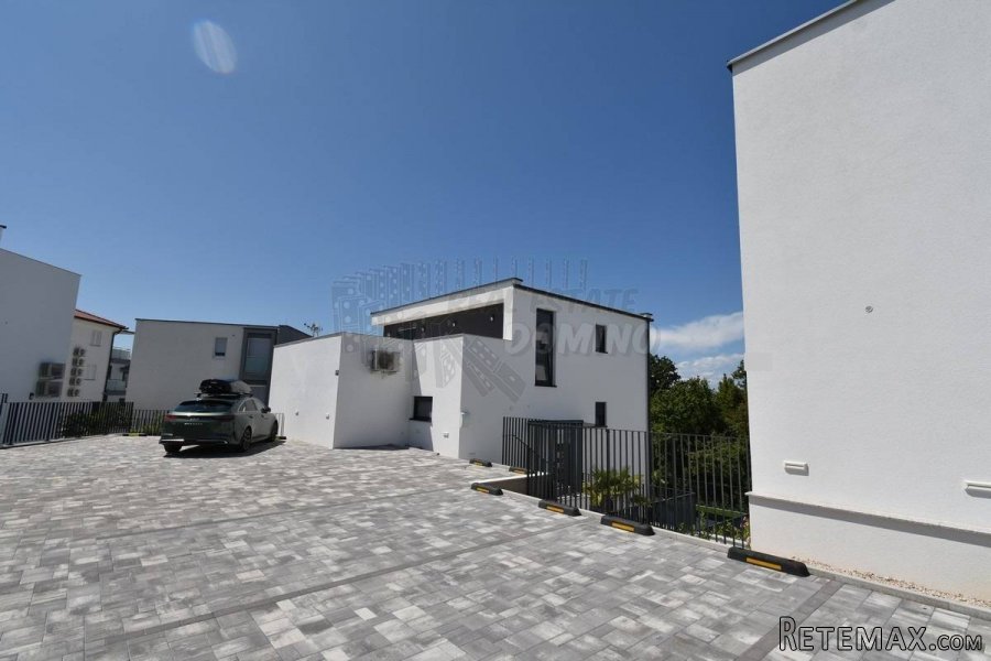 Apartman u novogradnji! Njivice!! - 2