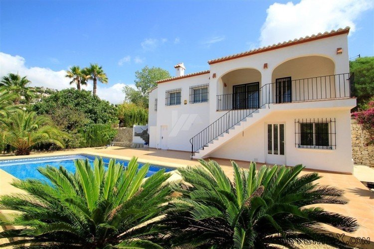 This very well presented villa is distributed on two levels..