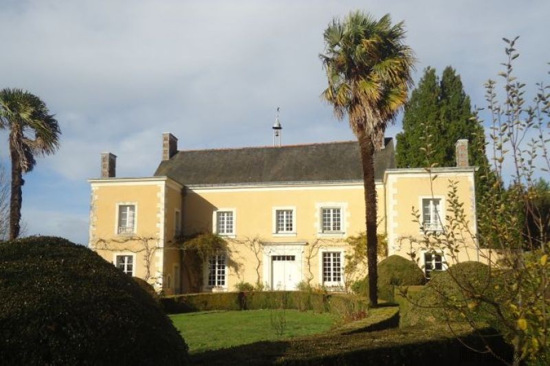 Stunning Manor House, Great Location