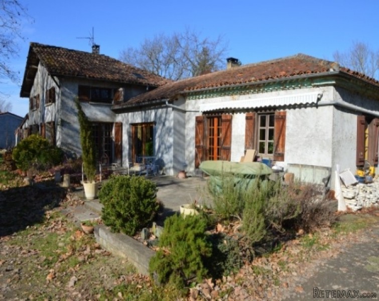 Hideaway woodland house with large..