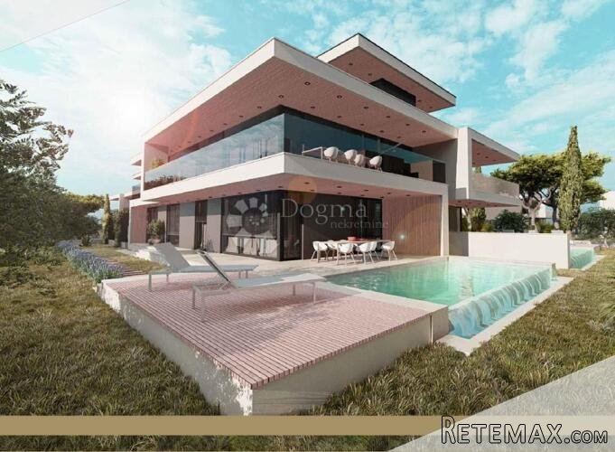 Stan s bazenom i vrtom blizu plaže – Rovinj, novogradnja