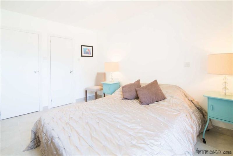 2 bed apartment in Watergardens - 2