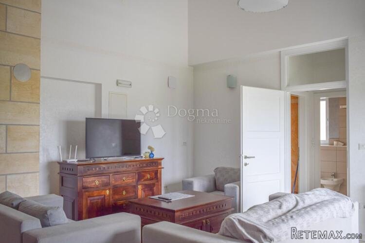 Poreč, luksuzna vila s 3 stana i otvorenim pogledom na more - 3