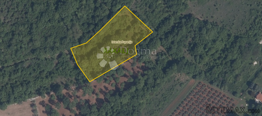 Velika parcela nadomak građevinske zone