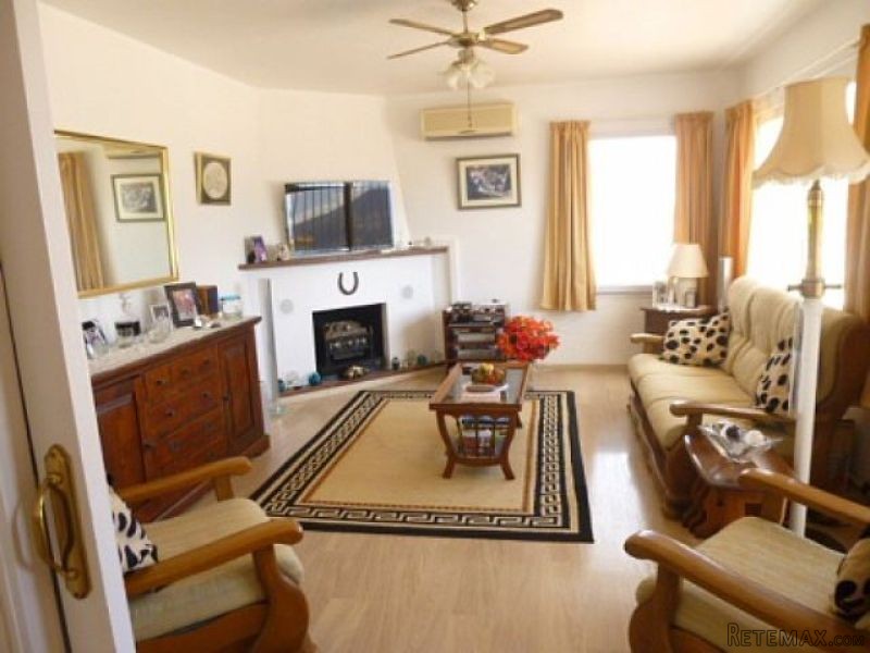 Pretty 2 bedroom Villa with room to..