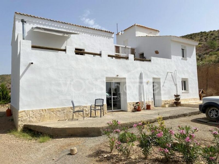 A stunning, recently renovated 4 / 5 bed, 3 bath Country.. - 11