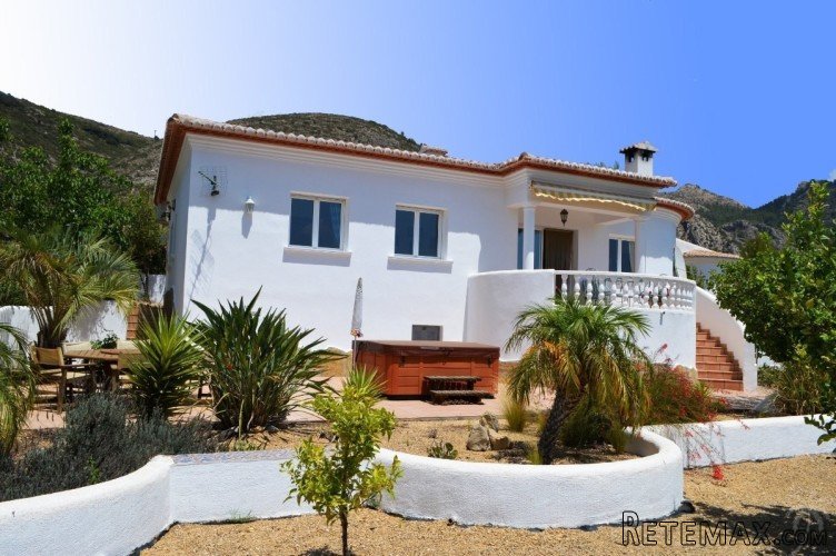 Front line modern detached south facing villa with fabulous..