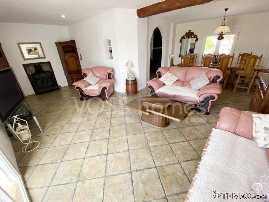 A stunning, recently renovated 4 / 5 bed, 3 bath Country.. - 12