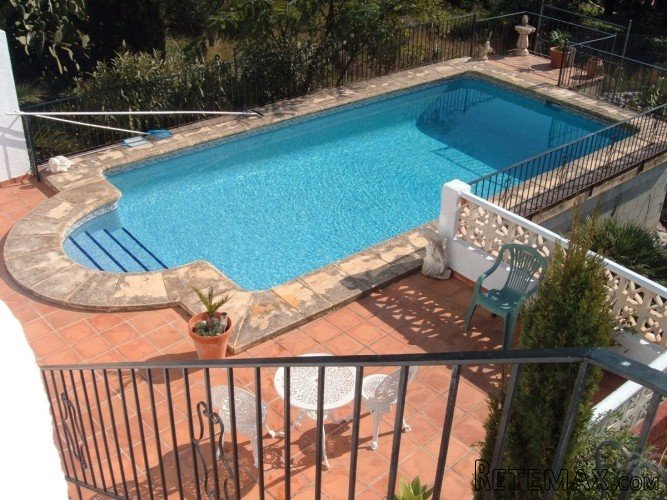 Lovely villa with fabulous views of the valley within..
