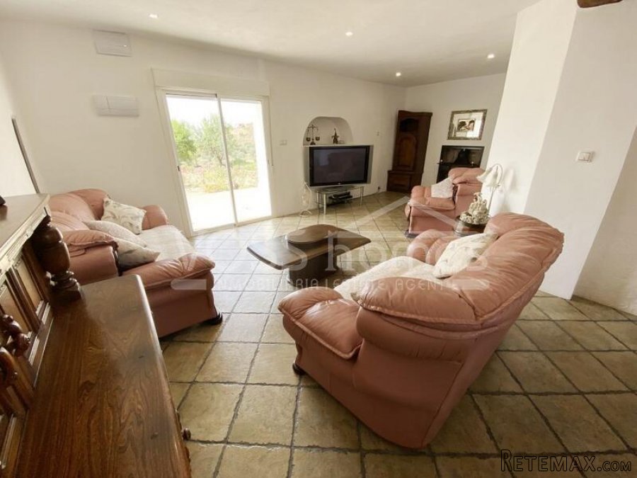 A stunning, recently renovated 4 / 5 bed, 3 bath Country.. - 13