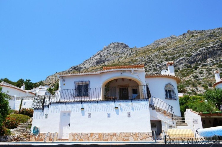 Front line detached villa with stunning south facing views..