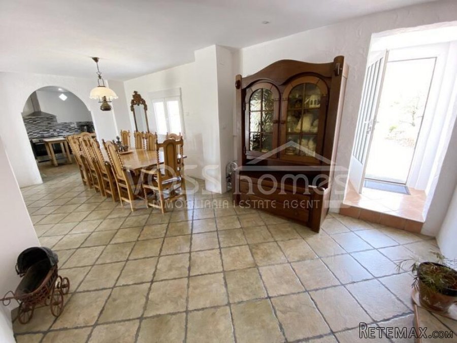 A stunning, recently renovated 4 / 5 bed, 3 bath Country.. - 14