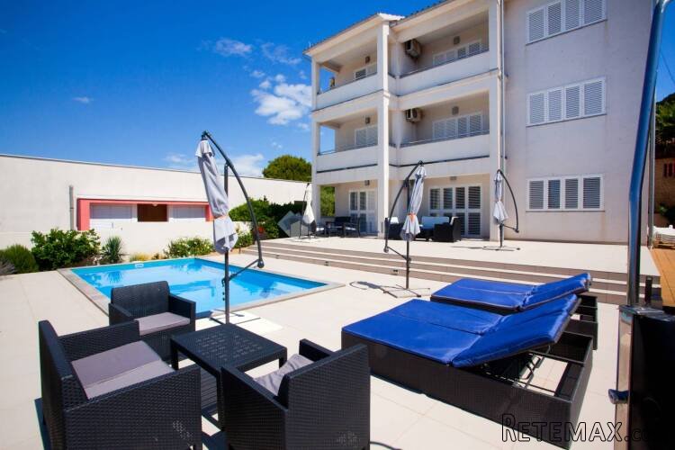 Rab, Banjol - kuća sa 6 apartmana i bazenom, okućnica 865m2 - 14