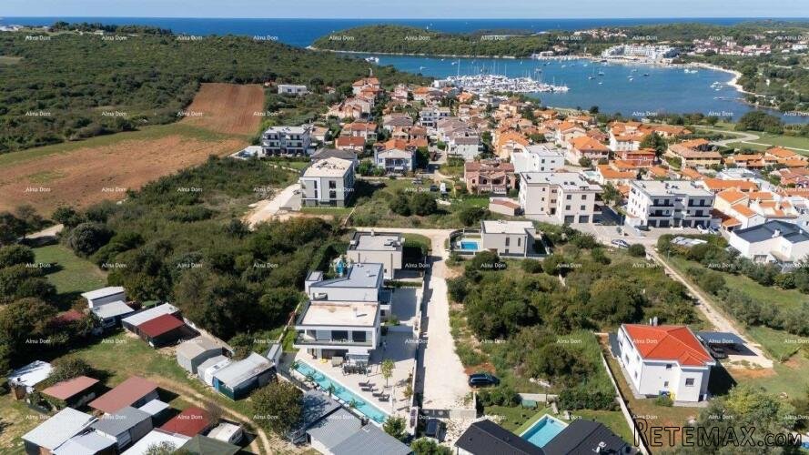 Savršena obiteljska kuća s bazenom u Banjolama, blizu plaže..