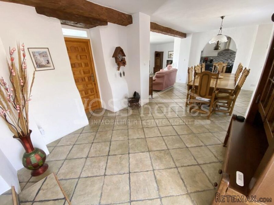 A stunning, recently renovated 4 / 5 bed, 3 bath Country.. - 15