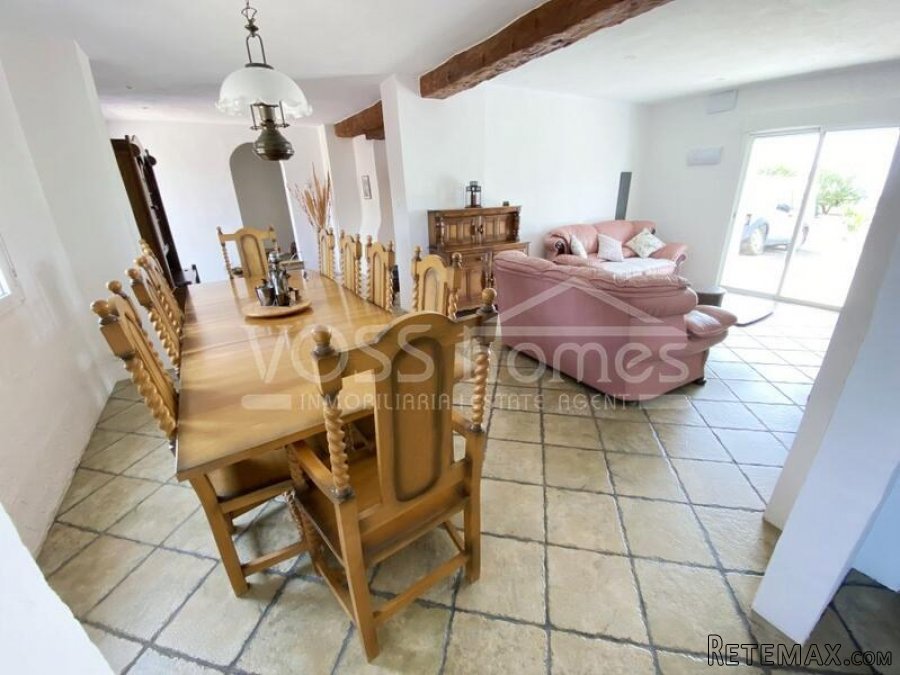 A stunning, recently renovated 4 / 5 bed, 3 bath Country.. - 16