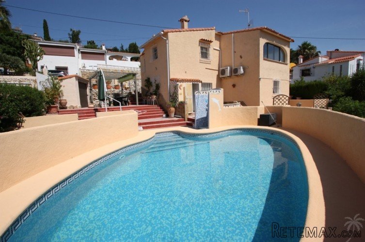 Villa for sale in Orba! The house consists of two floors..