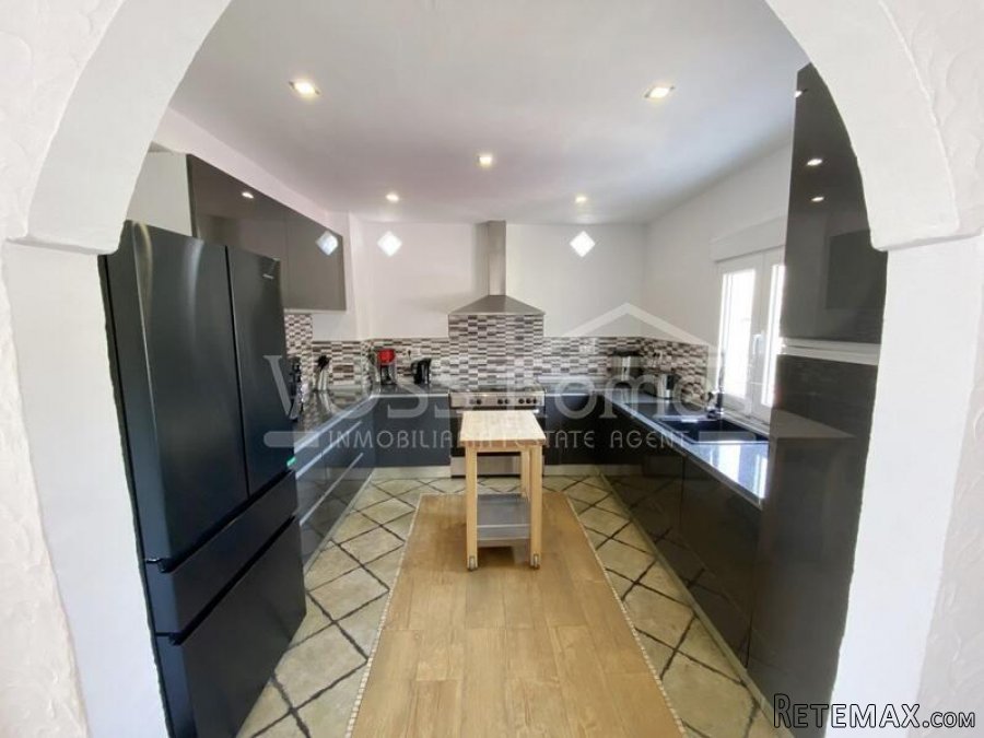 A stunning, recently renovated 4 / 5 bed, 3 bath Country.. - 17