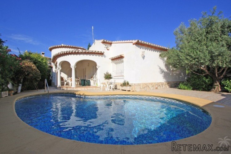 Nice villa for sale at just 600 m far from the beach in Els..
