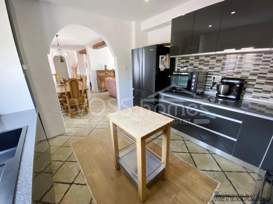 A stunning, recently renovated 4 / 5 bed, 3 bath Country.. - 19