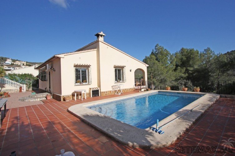 Spacious south facing 2 bedroom villa for sale in the Jalon..