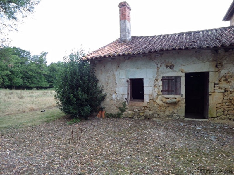EC0818LC Pretty stone house & barn to..