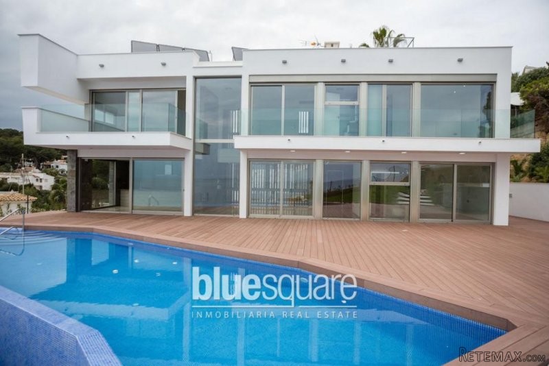Modern luxury villa on the seafront