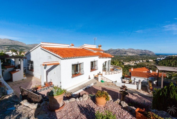 Villa overlooking the valley and the sea for sale in Orba..