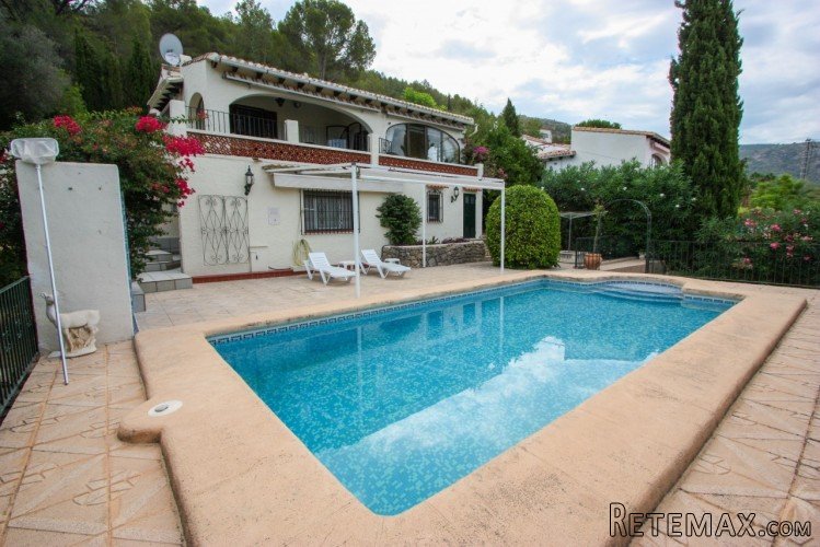 Villa with swimming pool for sale in Orba. This villa..