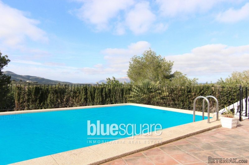 Large 4/5 bedroom property with..