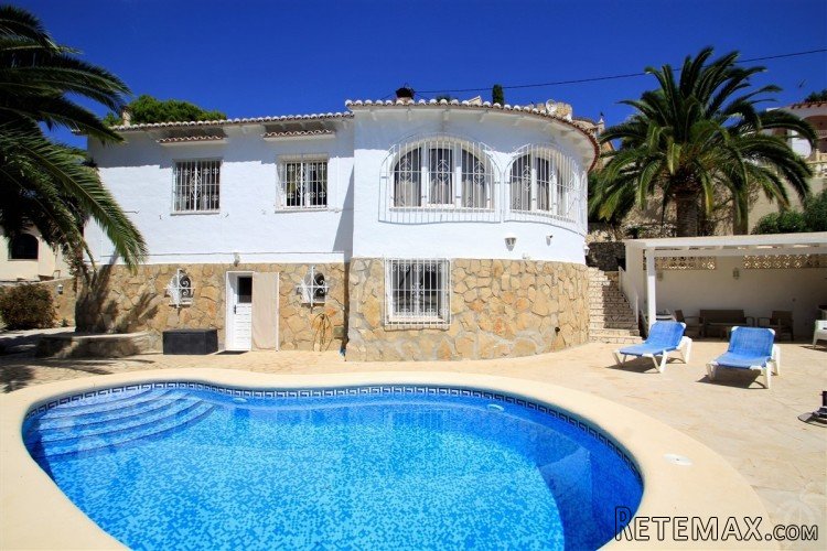 This well presented villa is distributed over two levels..