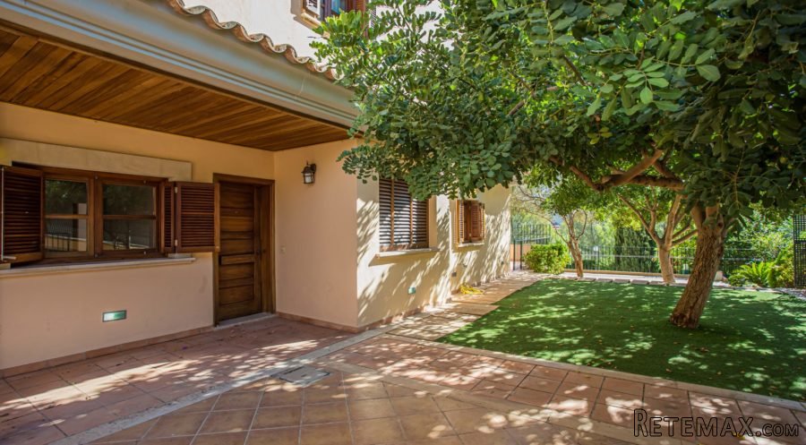 This beautiful 5 bedroom garden apartment has an area of.. - 2