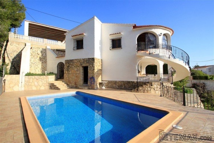 This well maintained villa, renovated in 2001, located in a..