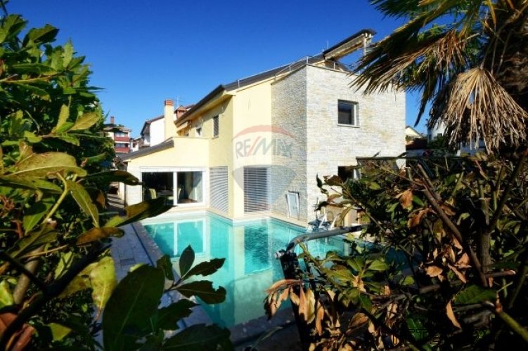 Poreč, samostojeća vila s bazenom i pogledom na more