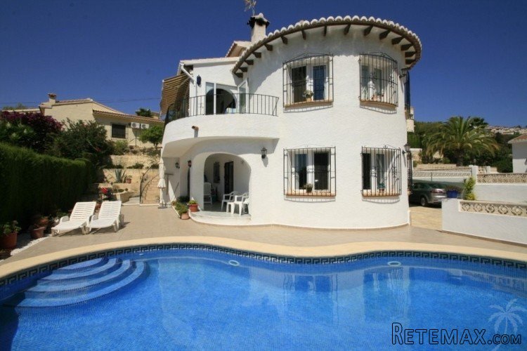 Villa for sale in the Valley of Portet with sea views down..