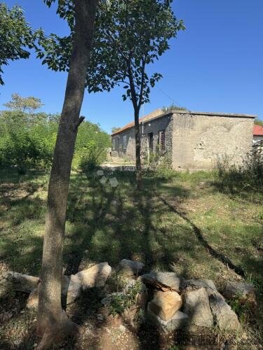 Samostojeća prizemnica + pomoćna građevina + velika okućnica - 3