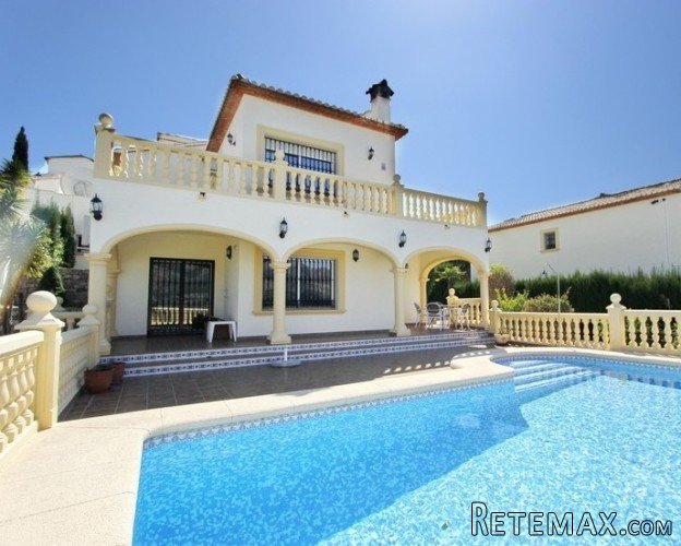 Beautiful 4 bedroom villa for sale situated at only a short..