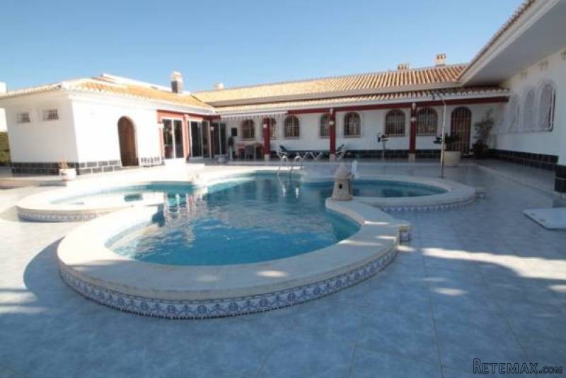 3 Bedroom 3 Bathroom Villa In..
