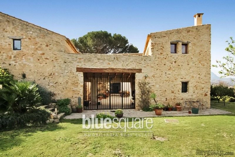 Beautiful renovated 4-bedroom finca
