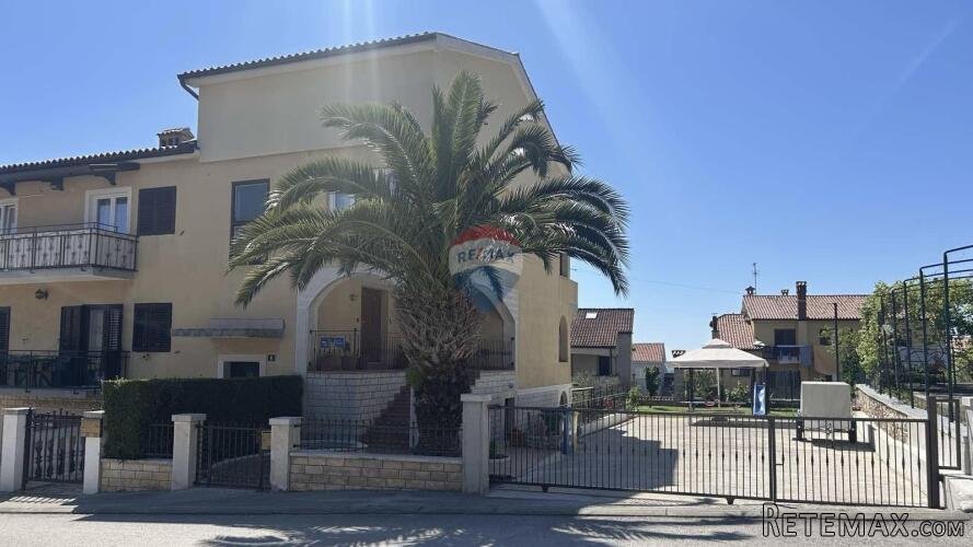 Istra, Poreč - etažirani dio kuće s dva stana, garažom i oku