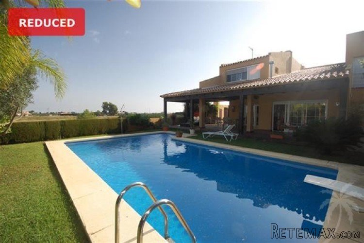 Spacious, modern villa in a quiet, sunny location near the..