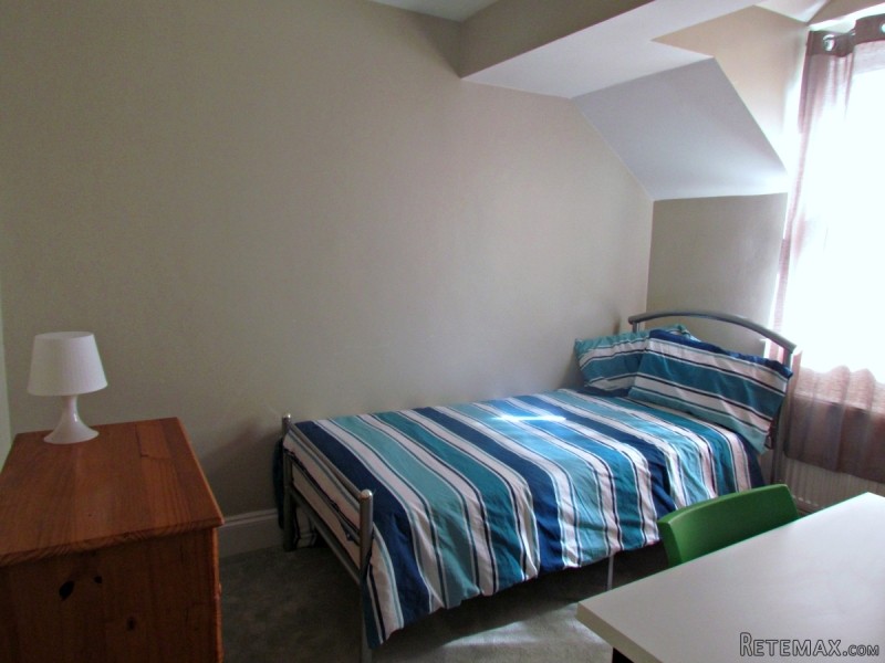 Single with single bed near Ealing..