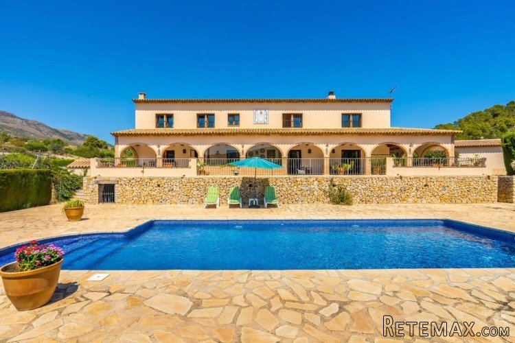 Accessed via a private driveway with garden at both sides..