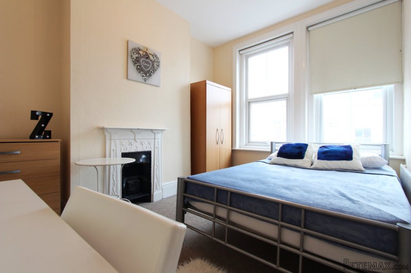 Single with double bed near Acton Town..