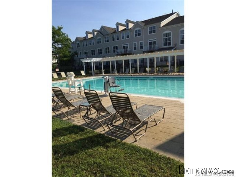 2 bedroom Flat For Sale: 144 Melanie..