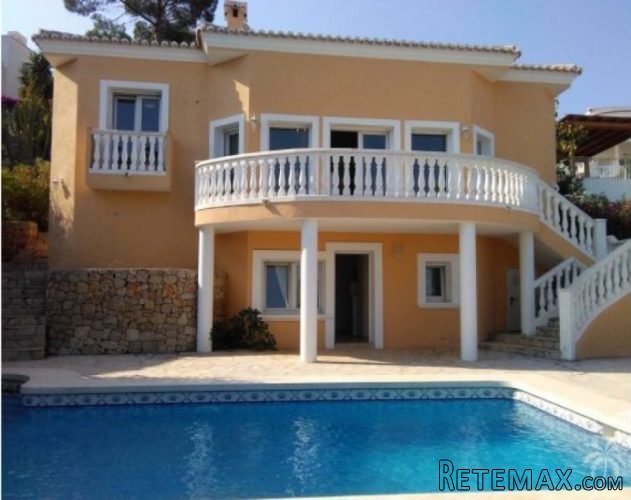 This spacious 3 bedroom 3 bathroom detached villa with..