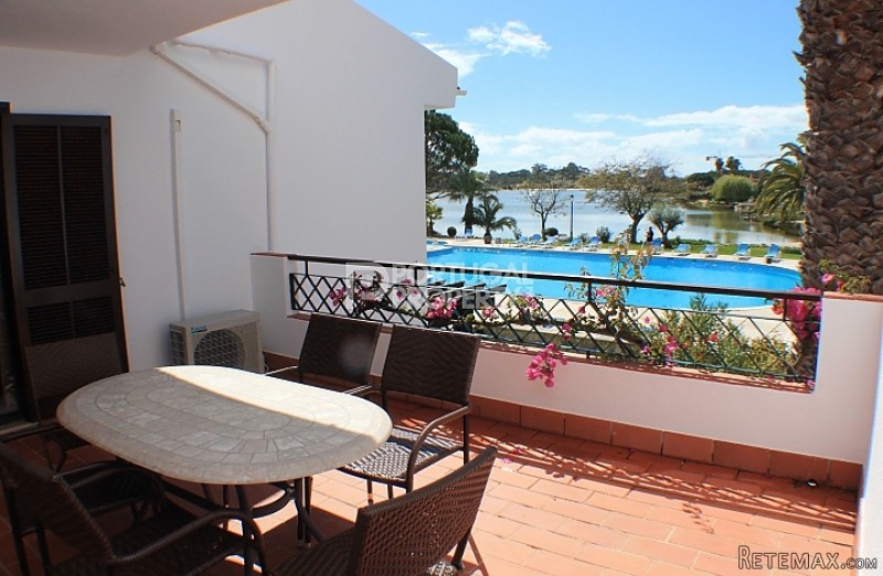 Spacious duplex Lakeside apartment with..