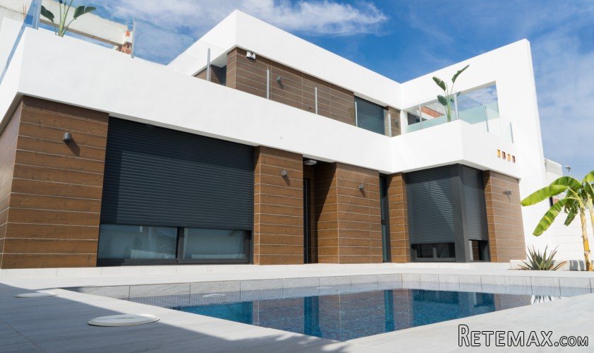 At a higher point in the town of Rojales, this project is..